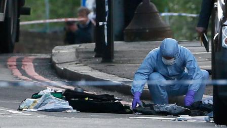 یک امدادگر در حال پاکسازی محل درگیری  و قتل سرباز انگلیسی