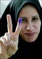 یک زن عربستانی که انگشت جوهری خود را به نشانه ی پیروزی در گرفتن حق دادن رای نشان می دهد .