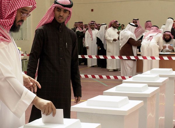 یک مرد عربستانی در پای صندوق رای گیری 