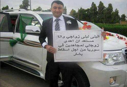 داماد لیبیایی که با نشان دادن نوشته ی روی این  پلاکارد ، آمادگی خود را برای  « جهاد  جنسی » اعلام کرده است .
