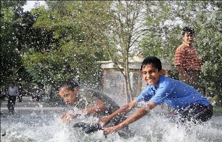 آب پاشی نوجوانان در گرمای تیرماه