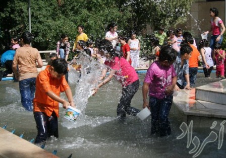آب پاشی شادمانانه ی کودکان و نوجوانان در جشن تیرگان