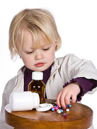 هیچگاه نگذاریم کودکان با داروها بازی کنند یا تنها بمانند .