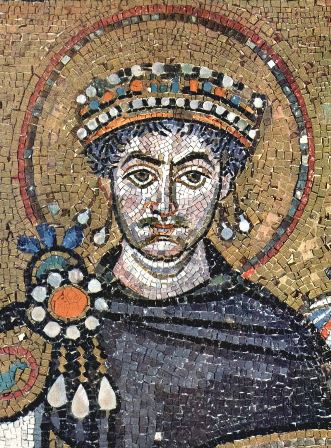 یم کاشی کاری که چهره ی یوستی نیانوس یکم ، امپراتور روم و معاصر خسرو انوشیروان ، شاهنشاه ساسانی را نشان می دهد .