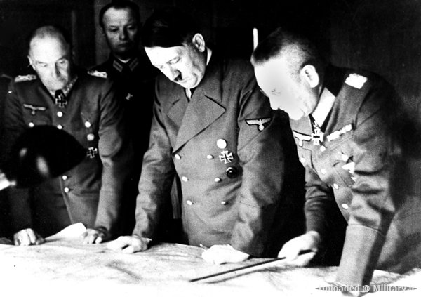 آدولف هیتلر ، رهبر حزب نازی نقشه ی عملیات بارباروسا برای یورش و اشغال اتحاد جماهیر شوروی را بررسی می کند .