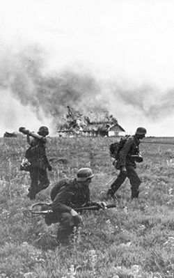 پیشروی سربازان آلمانی در عملیات بارباروسا در خاک شوروی