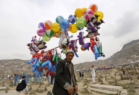 بادکنک فروش افغانستانی در روزهای نوروز در کوچه های می گردد .