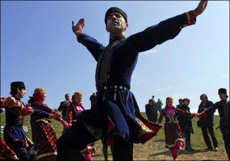 یک رقصنده ی ارانی در جمهوری آذربایجان رقص قفقازی اجرا می کند .
