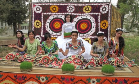 دختران تاجیک در حال گلدوزی  آرایه های جشن نوروز