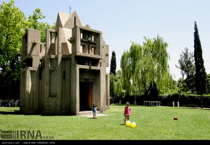 کلیسای بتونی یکپارچه با طرحی از معمار برجسته ی ایرانی ، رستم  وسکانیان
