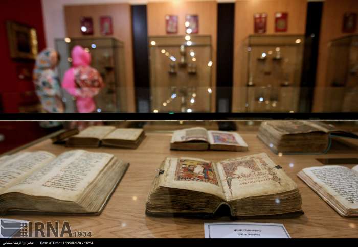 چند نسخه خطی از کتاب های مقدس ارمنیان که در موزه نگاهداری می شود .