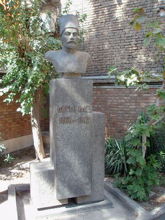 مجسمه ی یپرم خان ، سردار بزرگ جنبش مشروطیت ایران که بر سر مزار او در حیاط کلیسای مریم مقدس جای دارد .