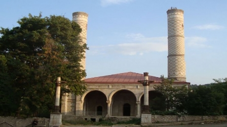 مسجد گوهرآقا در شهر شوشی ( در ارمنستان امروز ) که یادگار کربلایی صفی خان ، معمار ایرانی است .