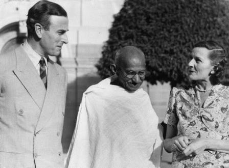 لرد لوئیس مونت باتن ، در کنار مهاتما گاندی