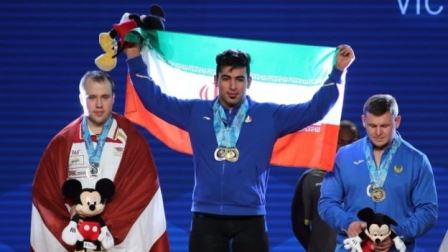 علی هاشمی (وسط) ،آرتور پلسنیک (چپ) و ایوان امروف از ازبکستان روی سکوی سوم