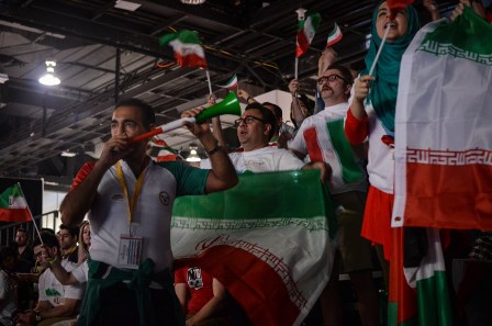 ابراز احساسات ایرانیان در تالار برگزاری مسابقات وزنه برداری قهرمانی جهان در کالیفرنیا - 2017